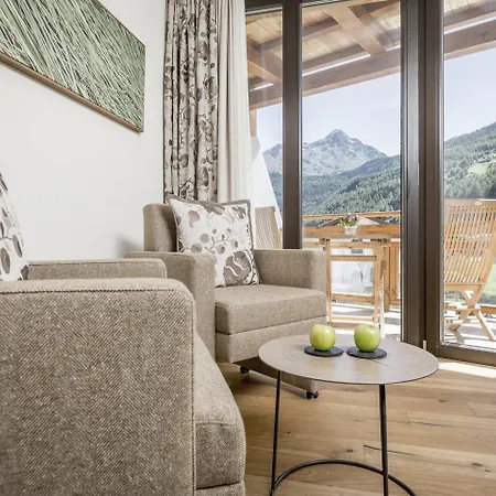 - Alpine . Luxury . Life Hotel