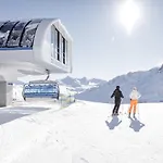 - Alpine . Luxury . Life Hotel