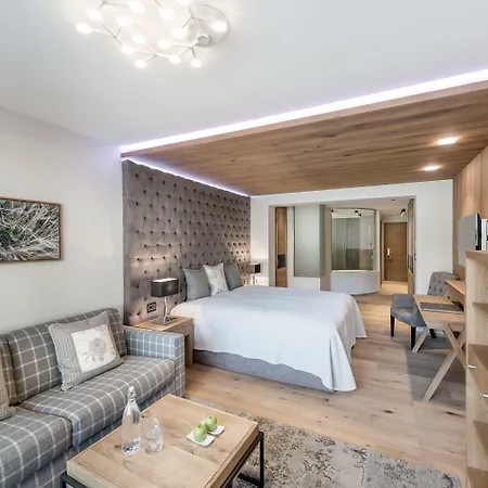 Hotell - Alpine . Luxury . Life 5*