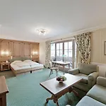 מלון - Alpine . Luxury . Life 5*